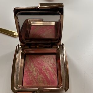 Hourglass blush